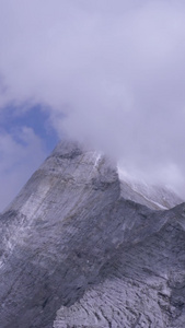 航拍雪山峰顶视频