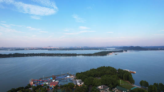 航拍湖北5A级武汉东湖景区蓝天白云天空湖景绿道自然风光4k素材视频