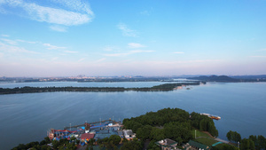 航拍湖北5A级武汉东湖景区蓝天白云天空湖景绿道自然风光4k素材69秒视频