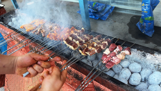 新疆街头地方特色小吃炭火烧烤羊肉串4k素材视频