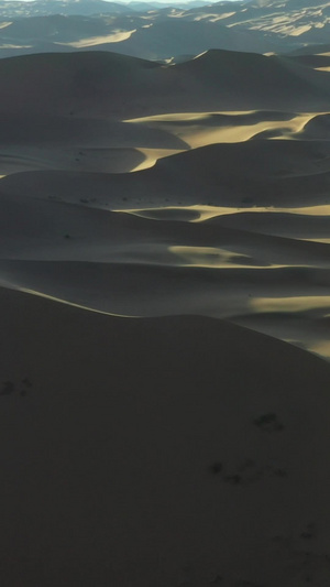 巴丹吉林沙漠航拍特写巴丹吉林沙漠旅游区57秒视频
