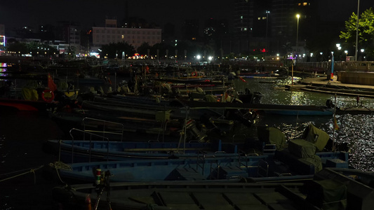 夜晚海港停放的渔船实拍视频