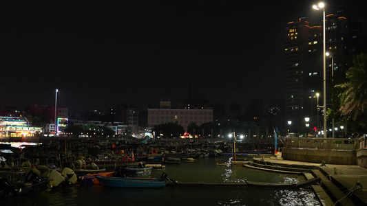 夜晚海港停放的渔船实拍视频