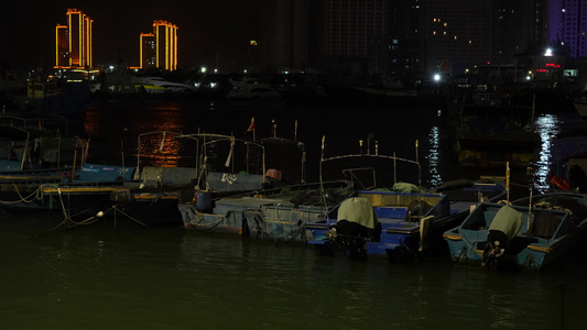 夜晚海港停放的渔船实拍视频