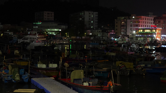 夜晚海港停放的渔船实拍视频