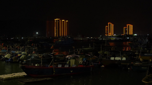 夜晚海港停放的渔船实拍视频