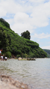 沙滩海边人物玩耍夏天玩水避暑夏天玩耍视频