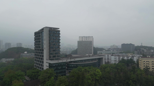 阴雨天气下的重庆西南大学中心图书馆航拍视频