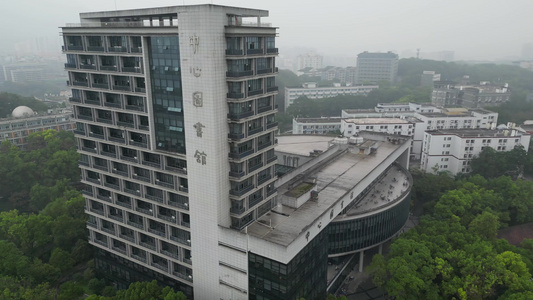 阴雨天气下的重庆西南大学中心图书馆航拍视频