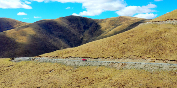8K航拍西藏羊湖羊卓雍措盘山公路自驾游视频