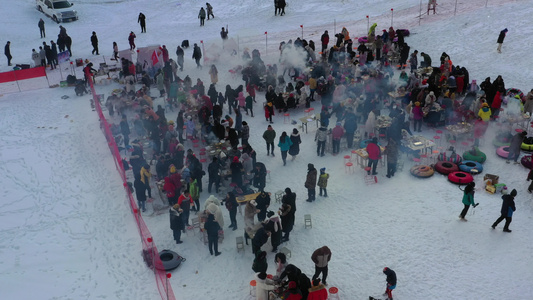 雪地里的宴席视频