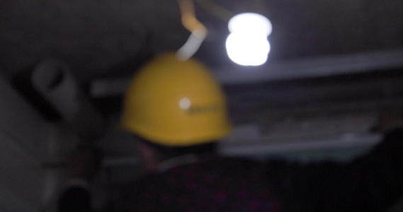 装修厨厕吊顶测量切割家装工人4k实拍视频