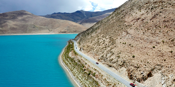 8K航拍西藏羊湖自驾旅行视频