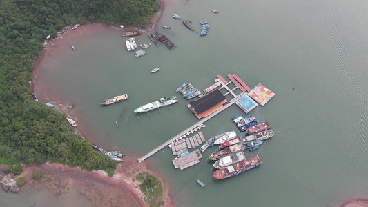 海湾停放的渔船视频