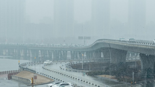 雨雪天气桥梁立交桥高架桥城市交通汽车车流视频