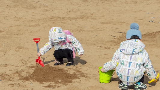 沙坑玩沙子挖沙子小朋友小孩游戏视频