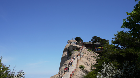 陕西5A级旅游景区西岳华山苍龙岭登山的人群4k素材视频