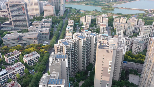 高层建筑屋顶光伏电站太阳能板城市清洁能源视频