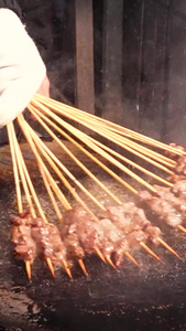 城市美食街中餐小吃铁板烤肉串制作过程烧烤素材视频