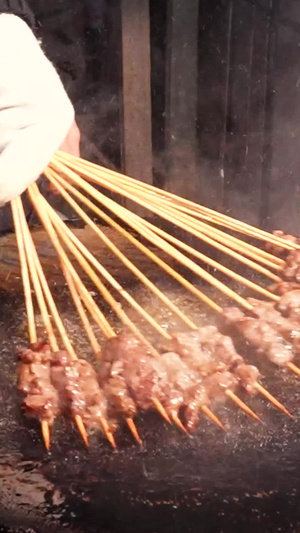 城市美食街中餐小吃铁板烤肉串制作过程烧烤素材34秒视频