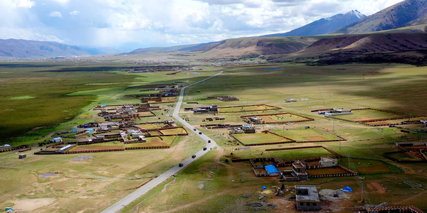 8K航拍西藏阿里地区穿越自驾游车队蓝天白云视频