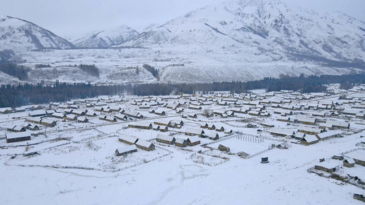 冬日雪景新疆喀纳斯景区禾木村视频