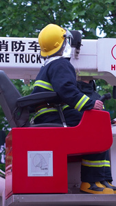 素材升格拍摄慢镜头举高喷射消防车消防员消防演习安全素材视频