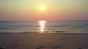 4K夏天日落拍打沙滩大海唯美13秒视频