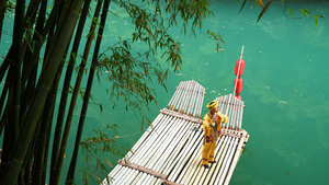 湖北三峡旅游清澈的长江竹筏上吹奏竹笛的人4k素材66秒视频