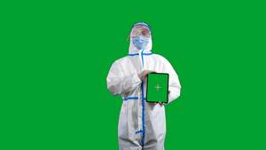 穿着防护服的医护人员展示平板电脑绿幕5秒视频
