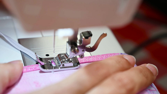 缝纫纺织缝纫机织布服装设计手工裁剪裁缝工艺特写视频