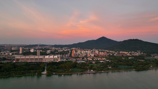  航拍南京玄武湖城区日落视频