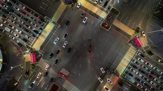 夜晚的城市十字路街景车流视频