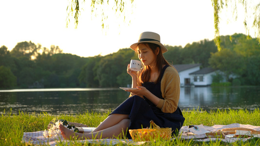 夕阳下喝咖啡的女青年视频