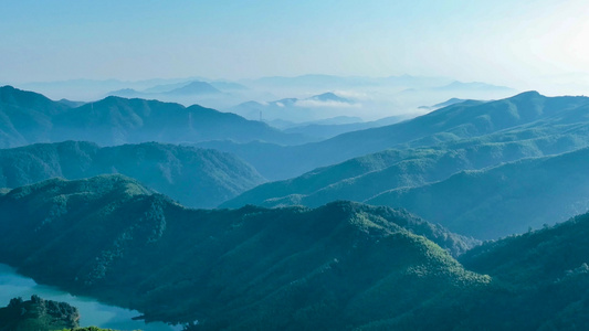 4K航拍皖南青龙湖景区徽派山脉水墨云海风景视频