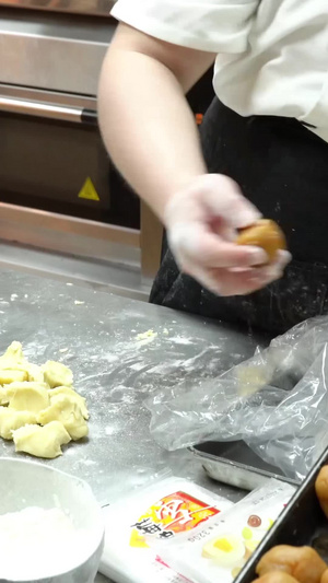 蛋黄酥制作过程包馅料高清蛋黄酥16秒视频