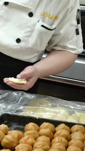 蛋黄酥制作过程包馅料包蛋黄16秒视频