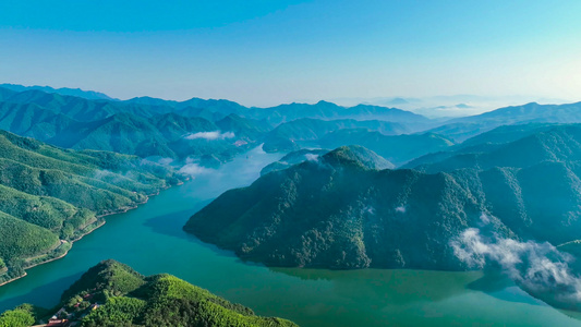 4K航拍皖南川藏线青龙湖风景区山河风光视频