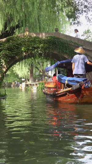 苏州周庄古镇的摇橹船22秒视频