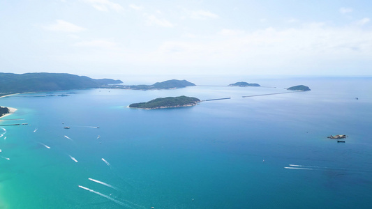 航拍国家海岸海南三亚亚龙湾海岸线与游艇风光视频