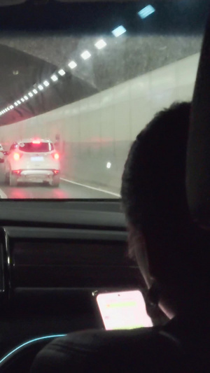 城市交通道路车内第一视角驾驶汽车的司机和前排乘客素材交通素材59秒视频