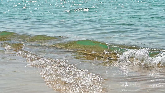 海南海岸线上的礁石白沙滩海浪慢动作视频