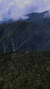 夏天蓝天白云高山峡谷索道航拍大理索道视频