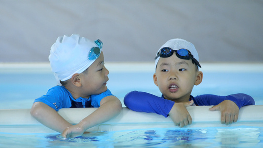 4K游泳课上开心的儿童视频