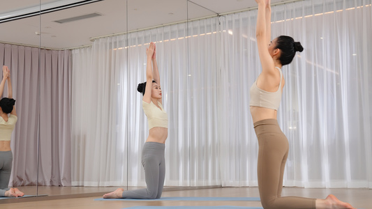 两个美女练习瑜伽动作视频