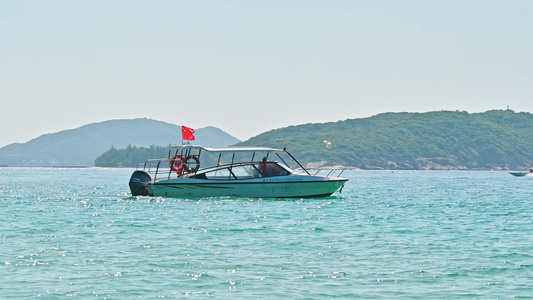 海南海岸线上的礁石白沙滩海浪慢动作视频