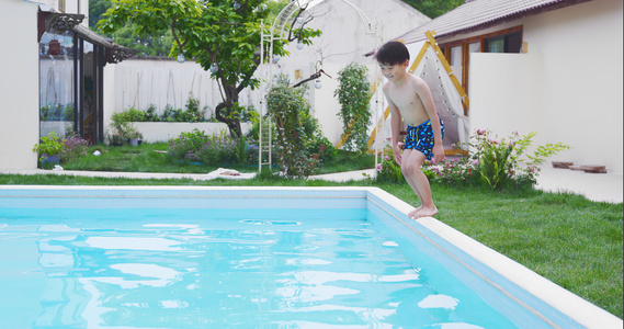 8K调皮可爱小男孩跳进泳池里视频