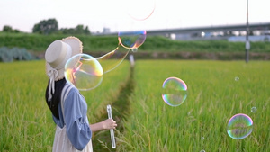 1080升格夏日稻田里玩泡泡的少女44秒视频