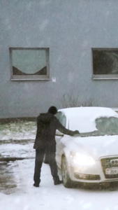寒冬雨雪天气清晨出行汽车除雪汽车挡风玻璃视频