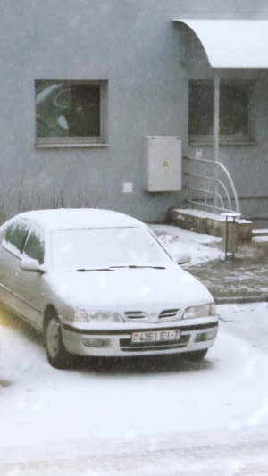 寒冬雨雪天气清晨出行汽车除雪汽车挡风玻璃11秒视频